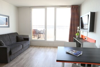Family Apartment, Kitchenette | Living room