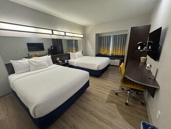 Room, 1 Queen Bed, Accessible, Non Smoking (Bathtub w/ Grab Bars) | In-room safe, desk, soundproofing, iron/ironing board