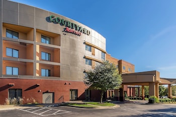 Breakfast and dinner served