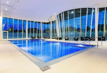 Piscine couverte, chaises longues