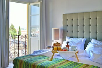 In-room safe, WiFi (free), bed sheets
