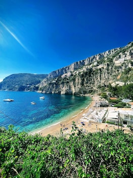 Una spiaggia nelle vicinanze