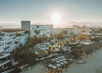 2 albercas al aire libre, sombrillas en la alberca y camastros 