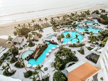 2 albercas al aire libre, sombrillas en la alberca y camastros 