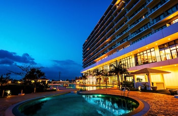 Piscine intérieure, piscine extérieure en saison, 9 h à  21 h, parasols