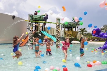 Façade de lâhĂ©bergement â soirĂ©e/nuit