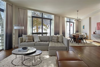 2 restaurants, breakfast, lunch, dinner served; American cuisine