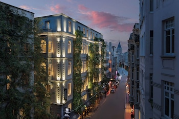 Melayani sarapan, makan siang, makan malam; dengan santap malam alfresco