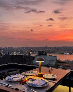 Der serveres morgenmad, frokost og aftensmad med udendørs servering 