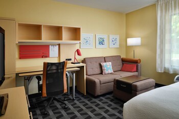 Studio Suite, 1 King Bed with Sofa bed | Desk, blackout drapes, iron/ironing board, WiFi (free)