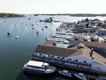 Triple Queen Suite Overlooking Whale Park | Balcony view
