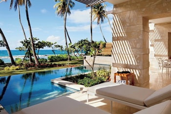 Minibar, caja de seguridad en la habitación y escritorio 