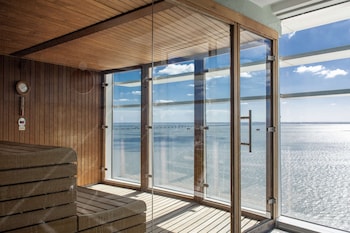 Vista frontal de la propiedad por la tarde o noche