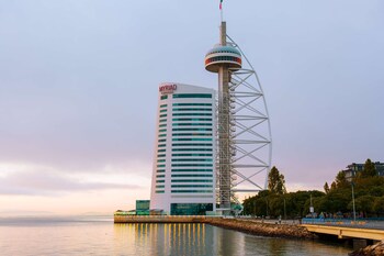 Piscina interna, funciona das 8h às 20h, espreguiçadeiras