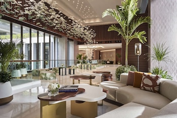 Een buitenzwembad, parasols bij het zwembad en ligstoelen