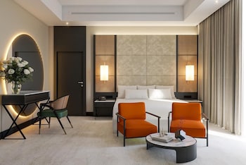 Una piscina al aire libre, sombrillas, tumbonas