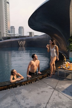 7 restaurants, breakfast, lunch, dinner served; international cuisine