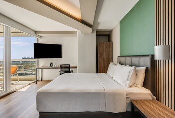 Caja de seguridad en la habitación, escritorio y ropa de cama