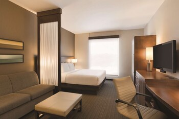 Breakfast, lunch, dinner served; international cuisine