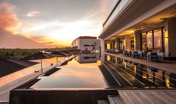 Télévision à écran plat, station d'accueil iPod, films à la carte