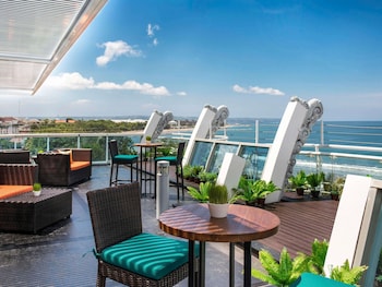 Een buitenzwembad en parasols bij het zwembad