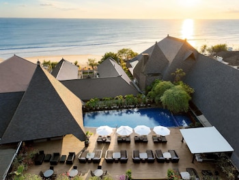 Kolam renang outdoor, dengan payung kolam renang