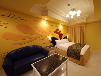 A hotel with a prominent sign reading "Hotel Fine Garden."