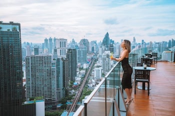 Poolside views, serves lunch, dinner and happy hour