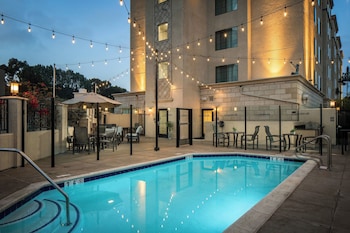 Piscina externa, funciona das 7h às 22h, guarda-sóis, espreguiçadeiras