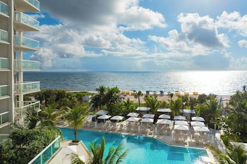 Pillowtop beds, in-room safe, desk, blackout drapes