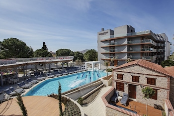 Suite, 1 très grand lit, vue marina | Salle de séjour | Télévision à écran plat