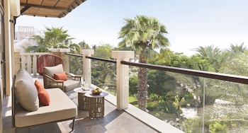 5 piscines extérieures, cabanas (supplément), parasols