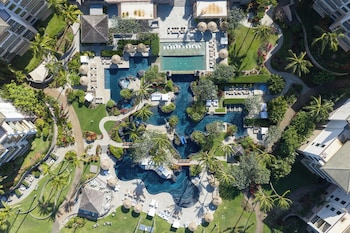 Alberca al aire libre, sombrillas en la alberca y camastros 