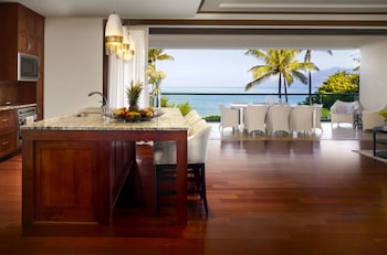 En la playa, toallas de playa, snorkel y surf