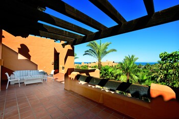 Innenpool, 4 Außenpools, Sonnenschirme, Liegestühle