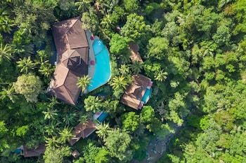 River Hillside Villa | Private pool