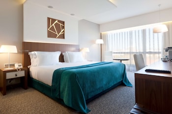 Piscina interna, piscina externa sazonal, guarda-sóis, espreguiçadeiras