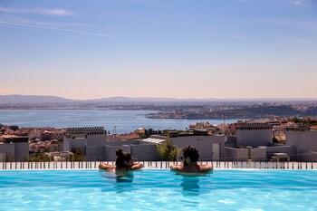 Piscine couverte, piscine extérieure (ouverte en saison)