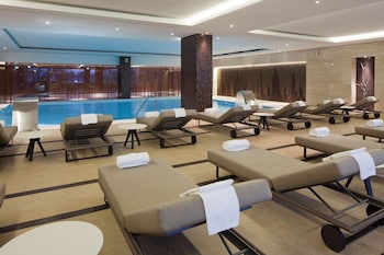 Piscina interna, piscina externa sazonal, guarda-sóis, espreguiçadeiras