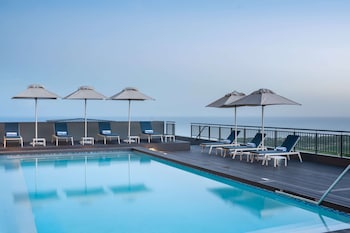 Alberca al aire libre, sombrillas en la alberca y camastros 