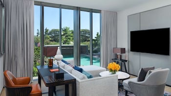 2 bars/lounges, poolside bar