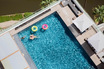 Kolam renang outdoor, dengan cabana (dengan biaya tambahan)