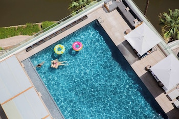 Piscina externa, funciona das 7h às 22h, barracas, guarda-sóis