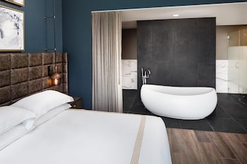 Outdoor pool, open 7:00 AM to 10:00 PM, cabanas (surcharge)