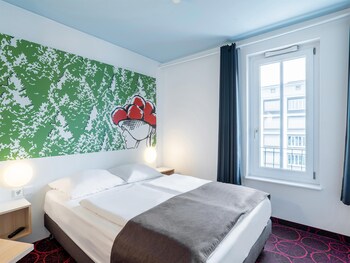 Desk, soundproofing, free WiFi, bed sheets