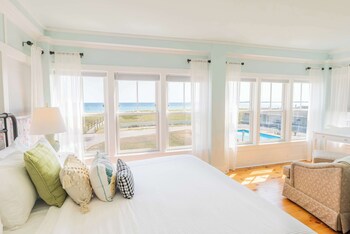 Panoramic Suite | Iron/ironing board, WiFi (free), bed sheets