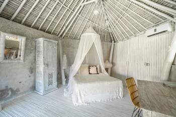 2 albercas al aire libre y sombrillas en la alberca 