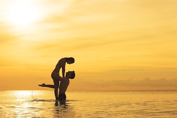 Minibar, caja de seguridad en la habitación y escritorio