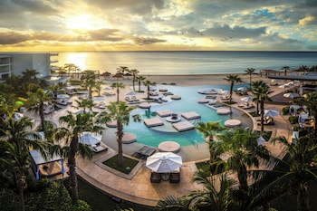 Piscine extérieure, parasols, chaises longues
