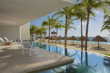 Outdoor pool, pool umbrellas, sun loungers